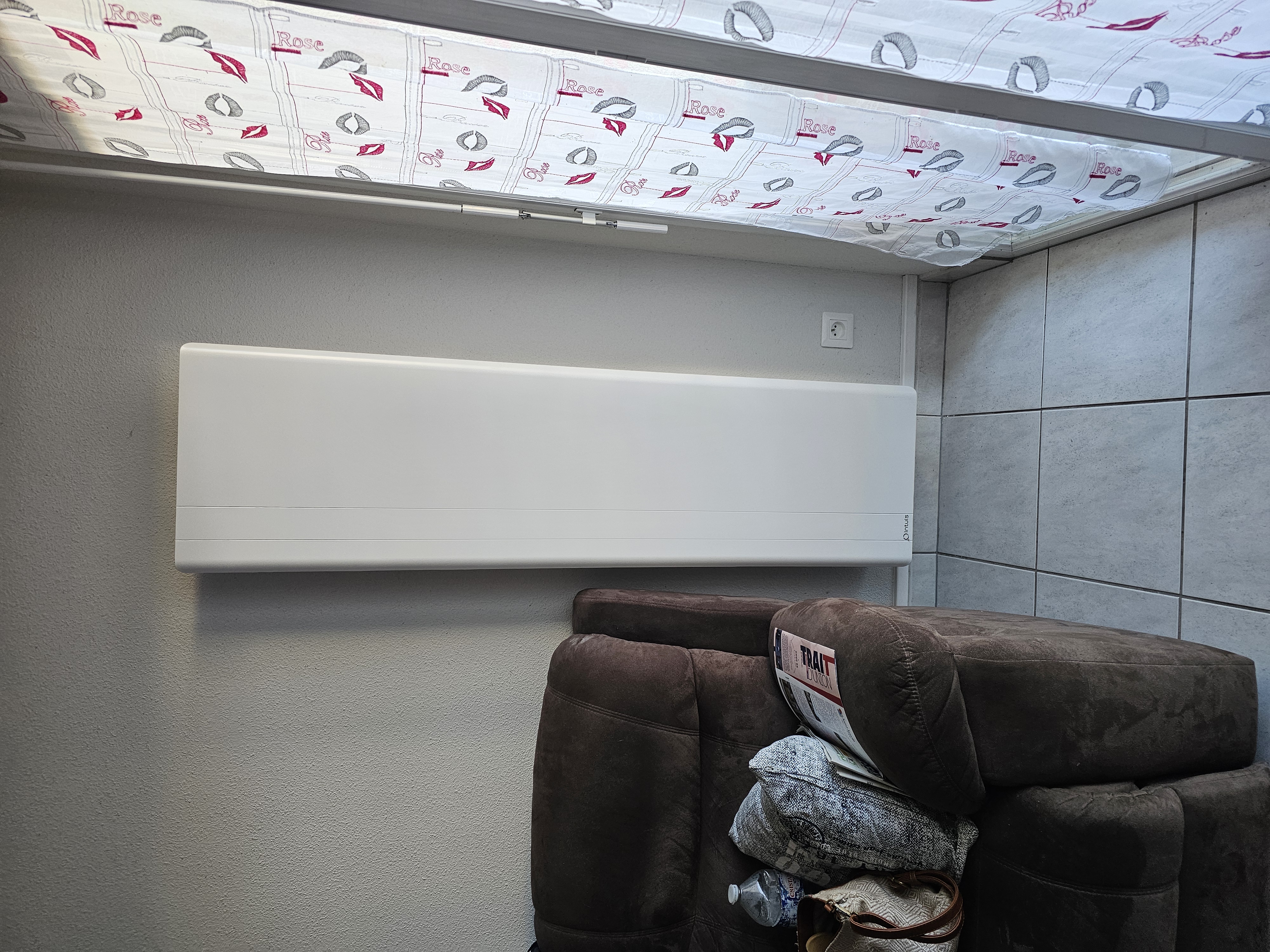Radiateur électrique Intuis installé dans un salon par EGC 33