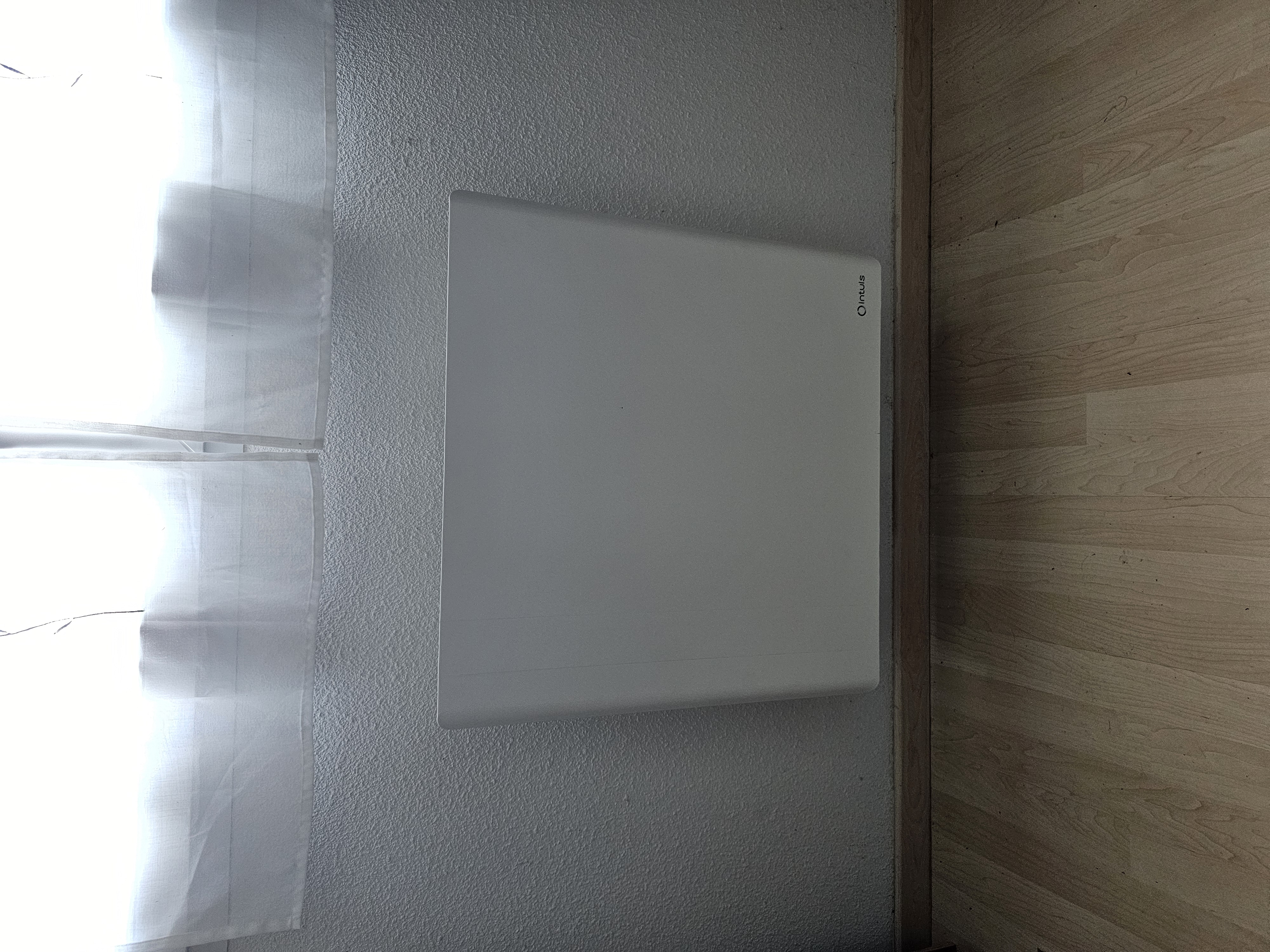 Radiateur électrique Intuis posé près d'une fenêtre par EGC 33