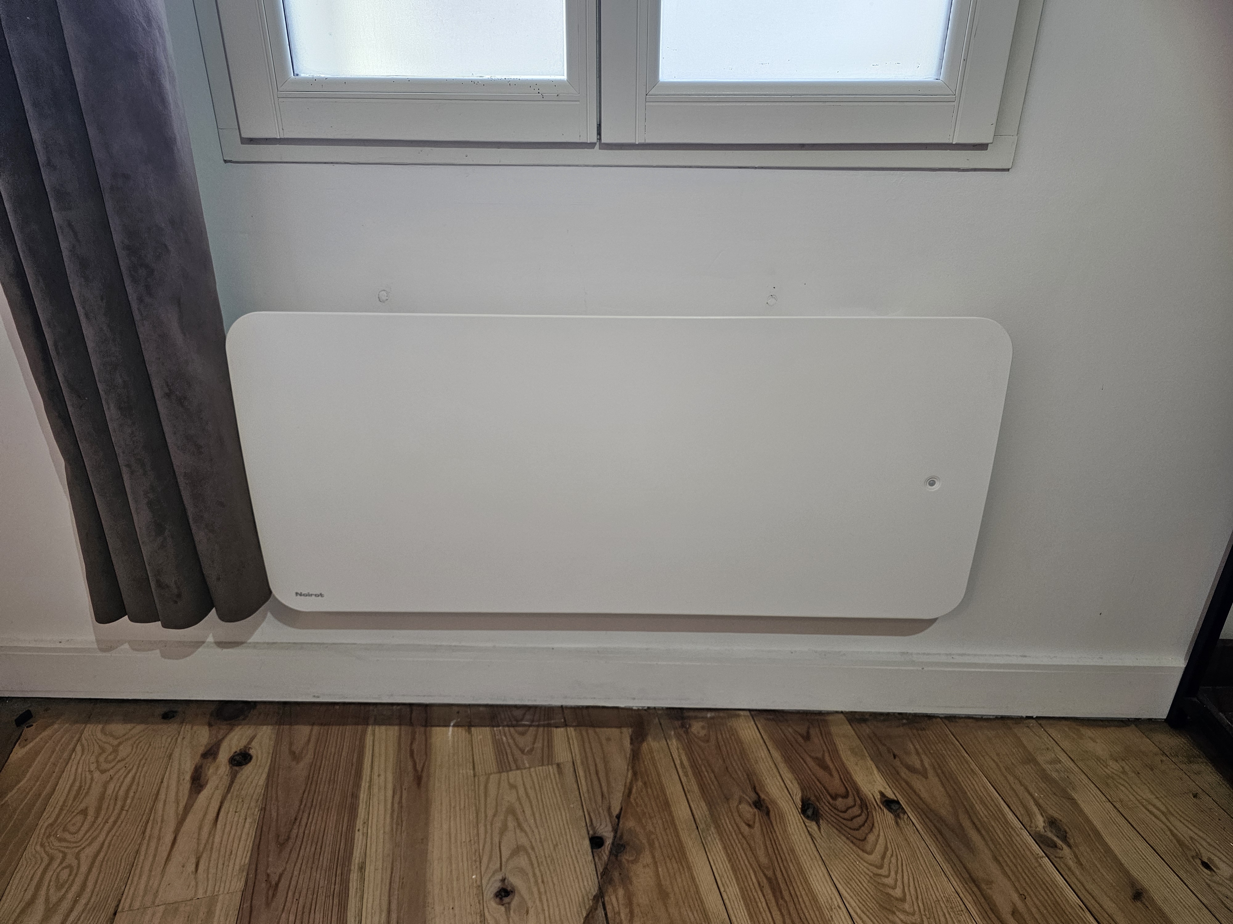 Radiateur électrique Noirot posé sous fenêtre par EGC 33
