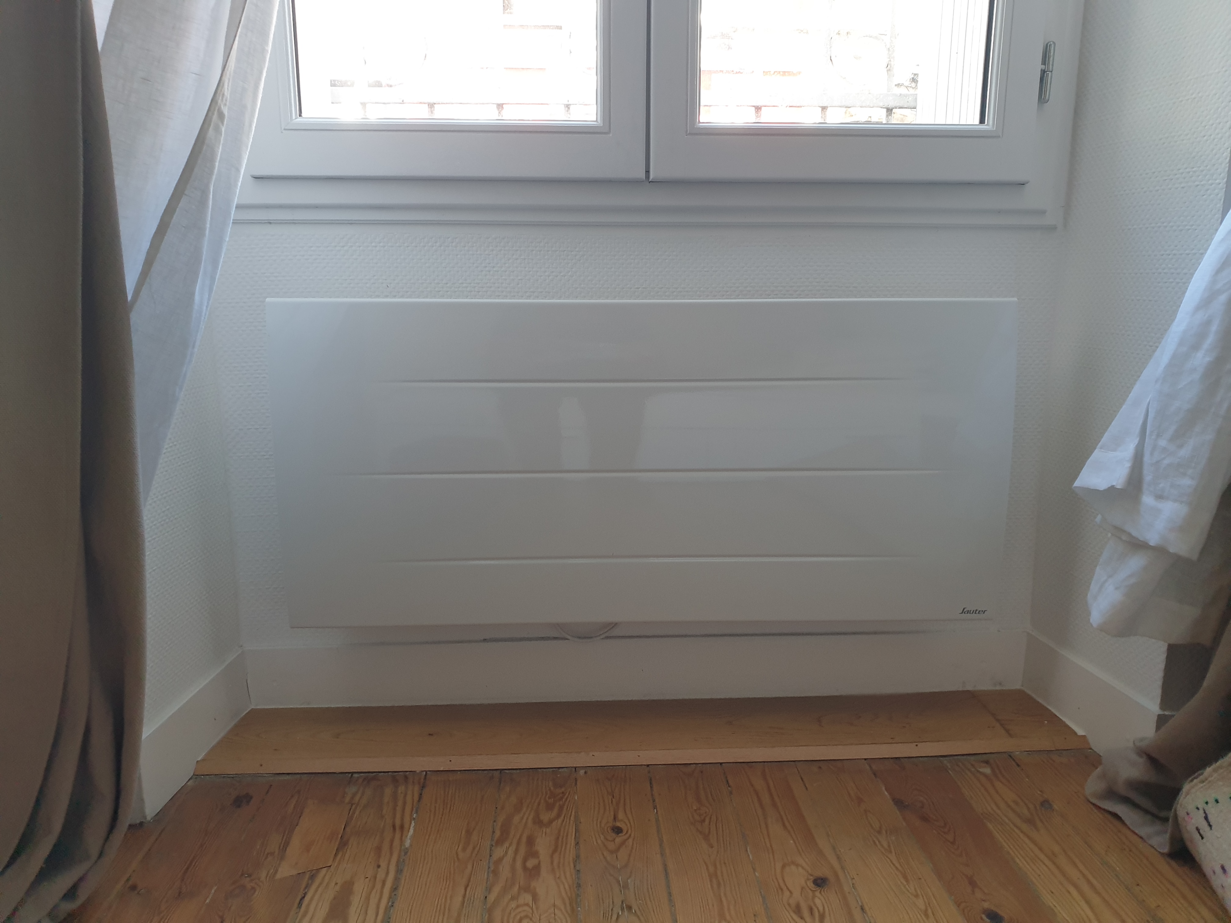 Radiateur électrique Sauter installé sous fenêtre par EGC 33