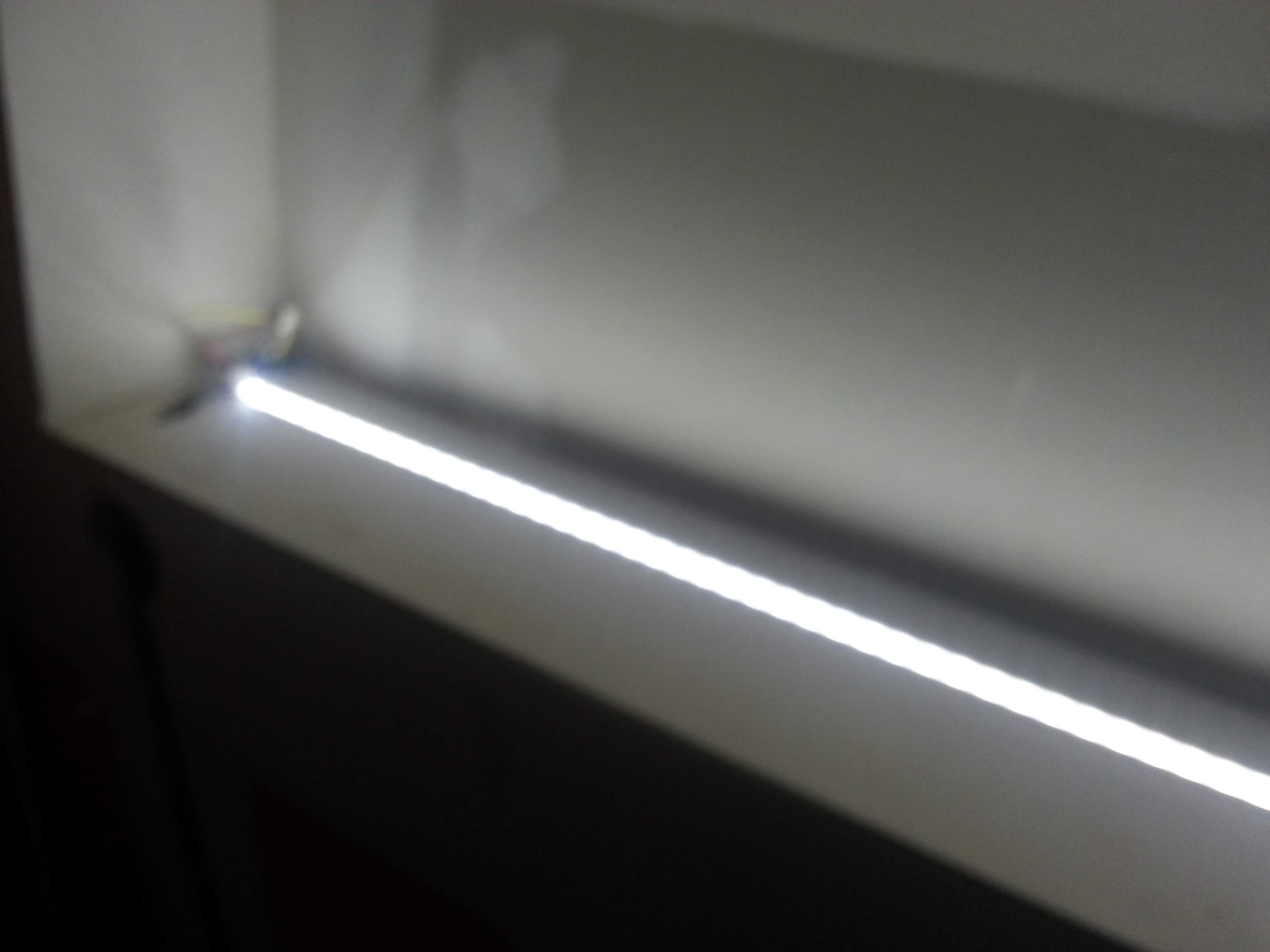 Détail lumineux d'un ruban LED intérieur