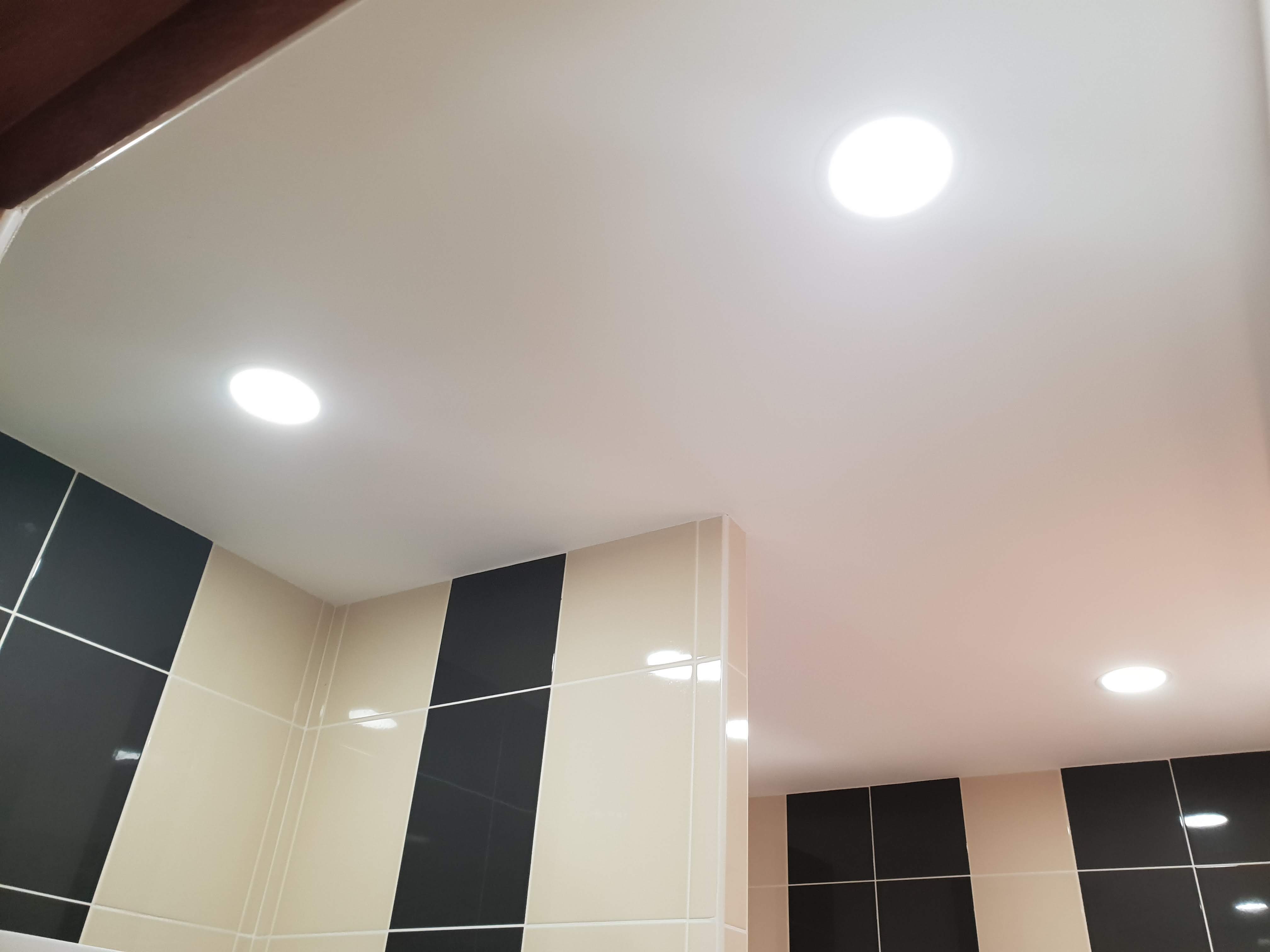 Spots encastrés dans une salle de bain