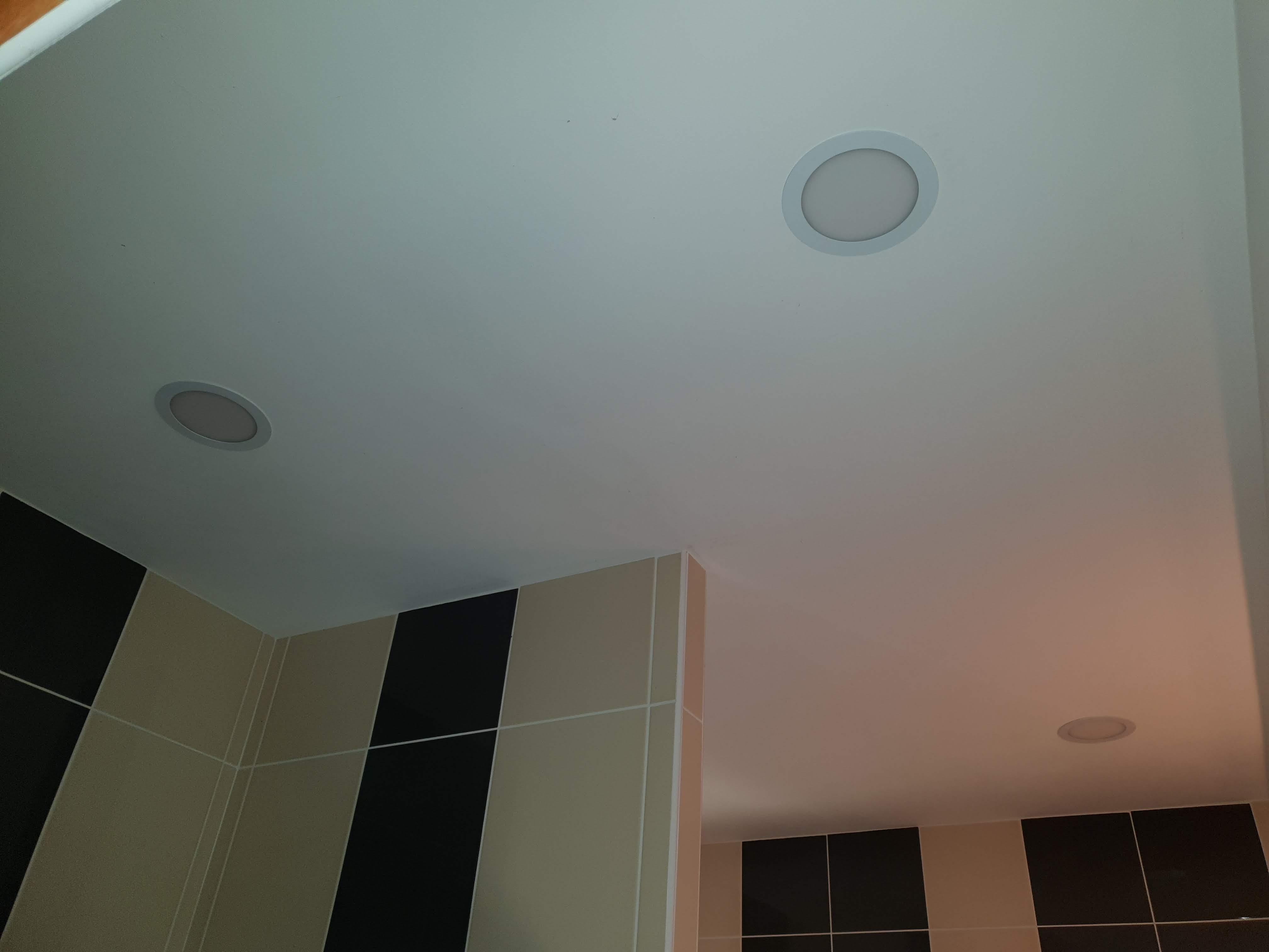 Spots encastrés au plafond d'une salle de bain