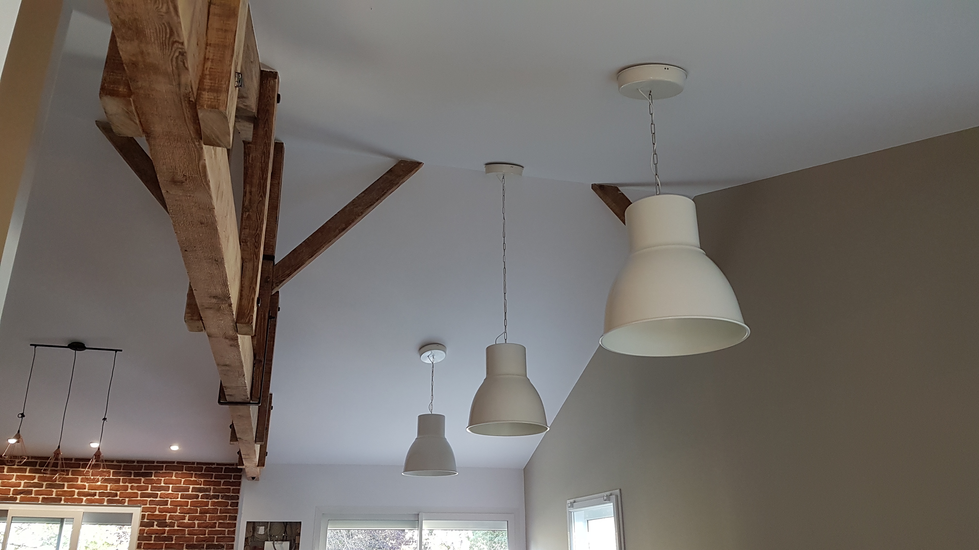 Installation d'éclairage intérieur avec suspensions par EGC 33