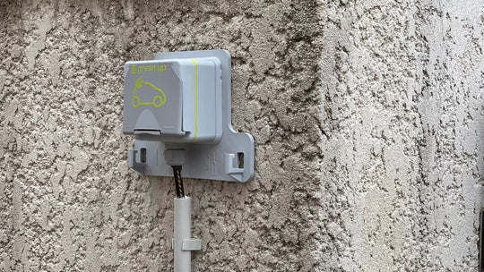 Prise Green'Up extérieure installée sur façade