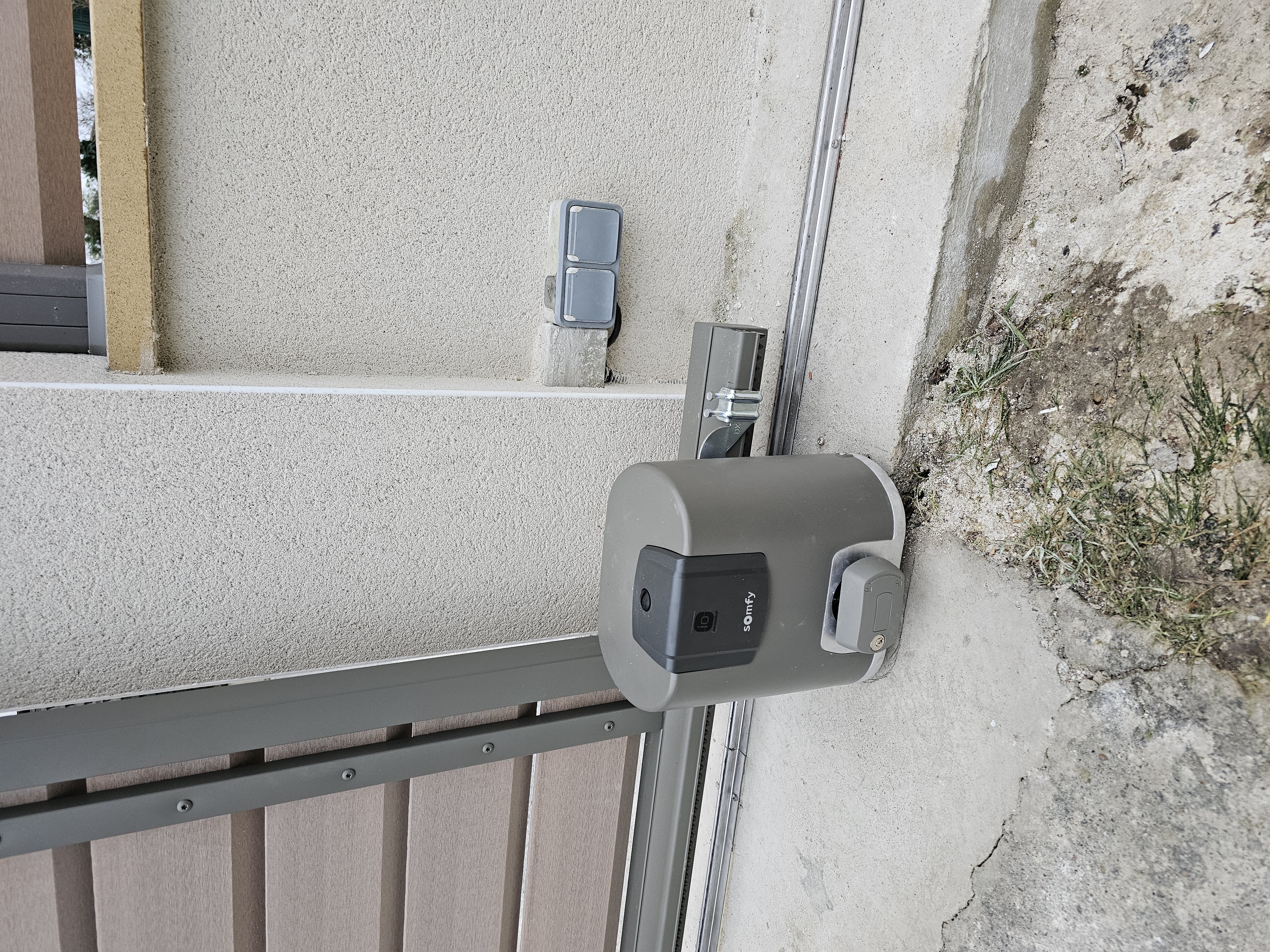 Moteur Somfy pour portail coulissant installé par EGC 33