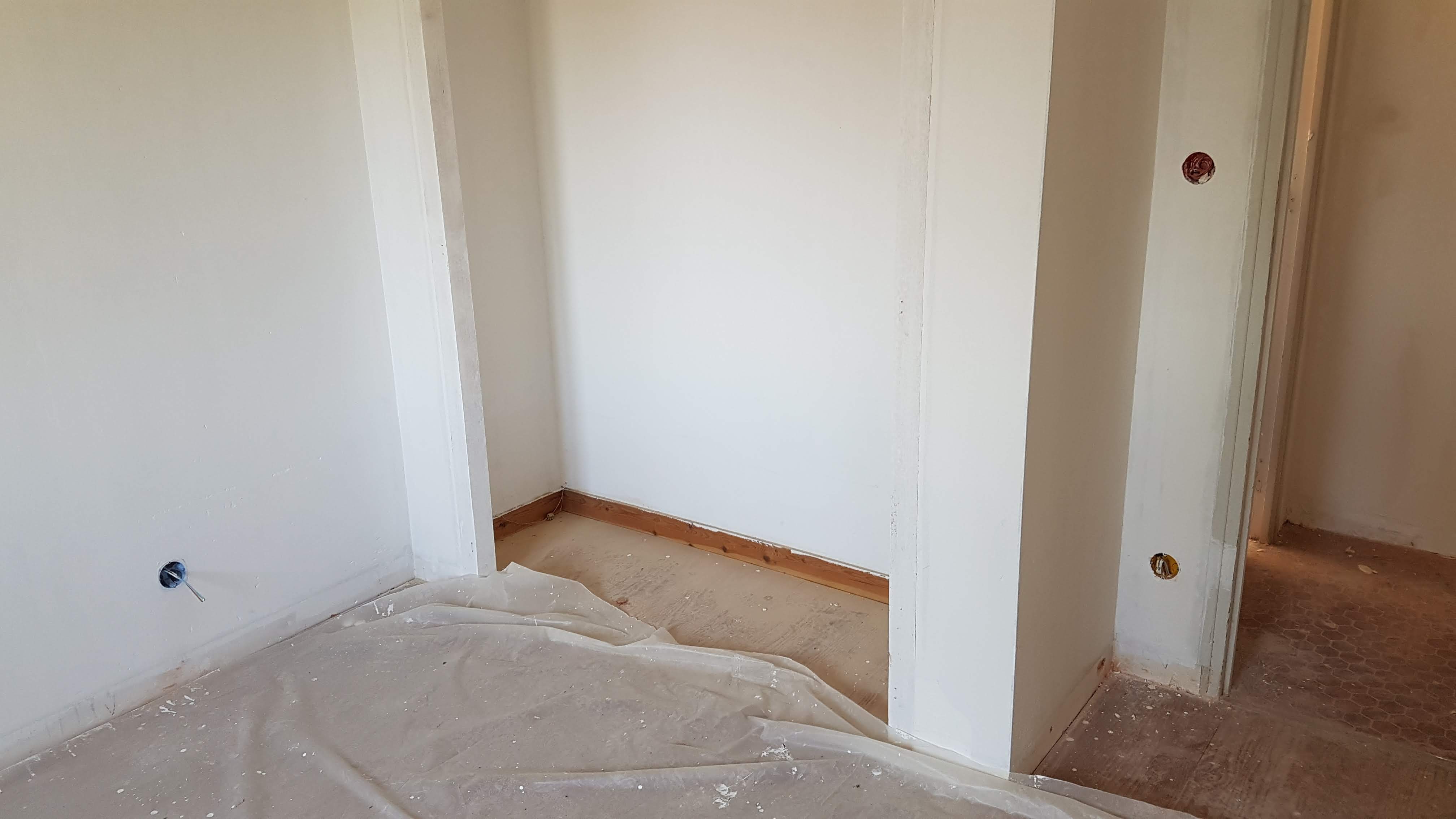 Couloir en rénovation avec prises électriques en attente