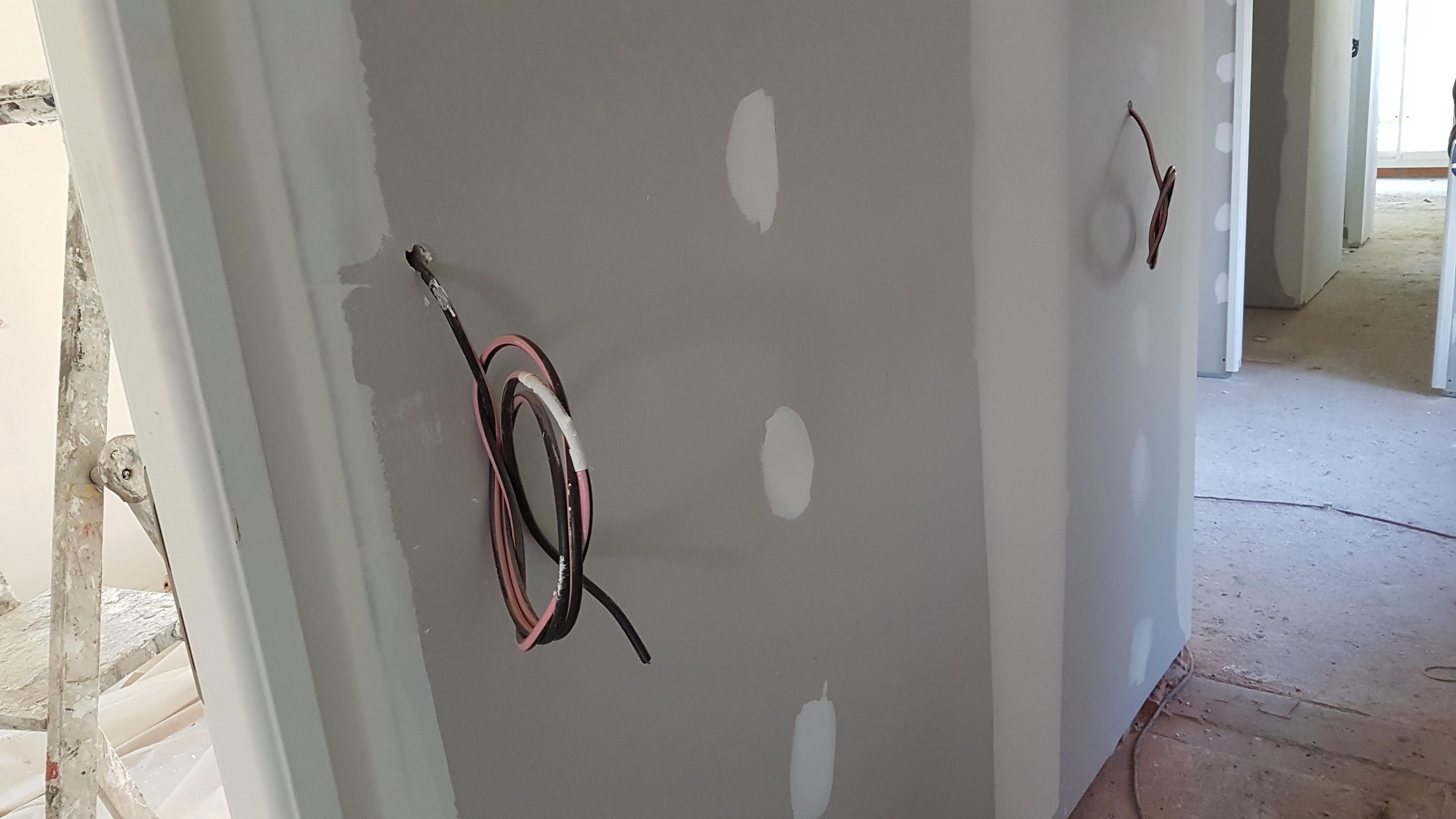 Mur intérieur avec prises électriques en attente pendant une rénovation