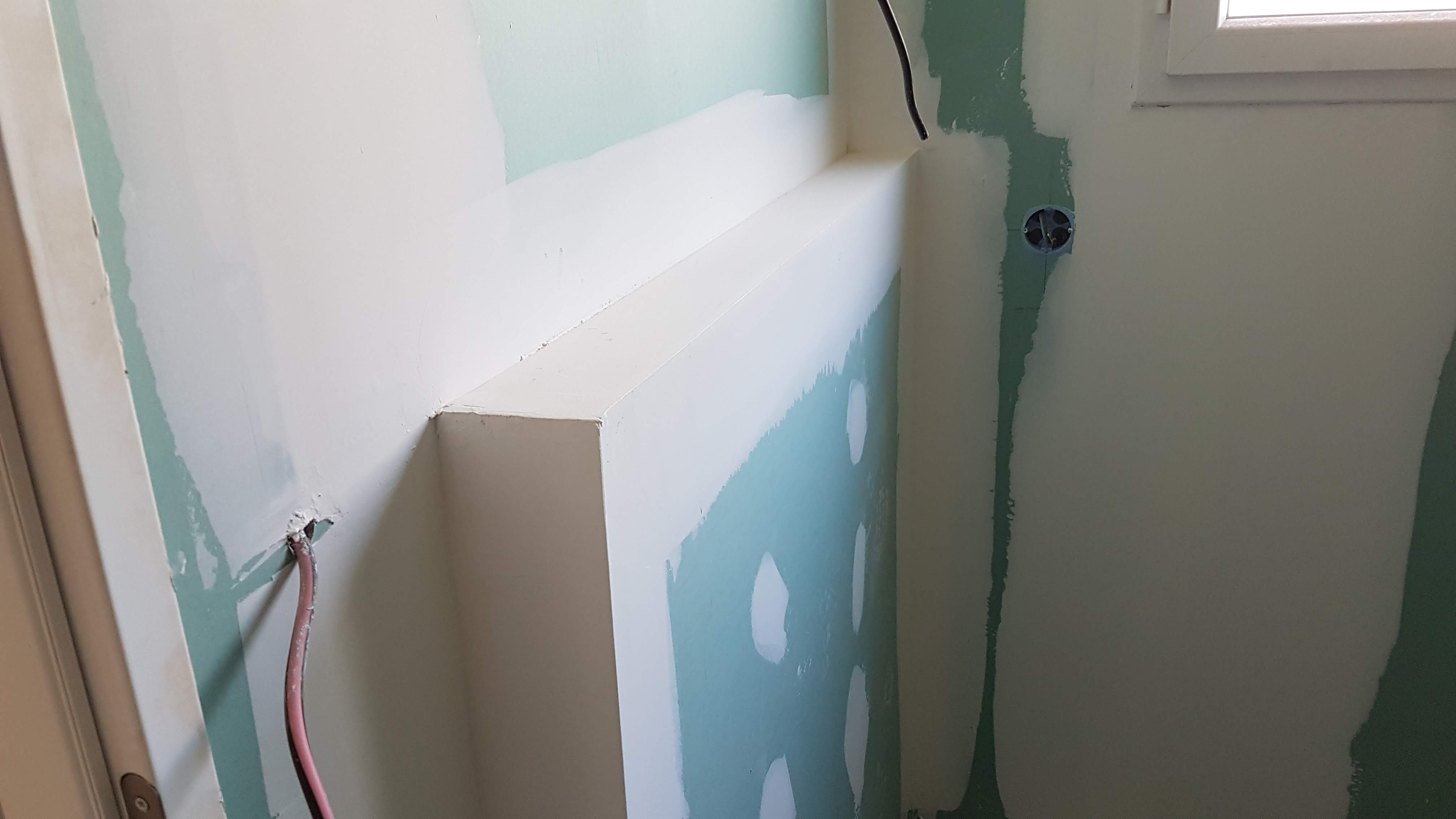 Placard ou espace technique avec points électriques en rénovation