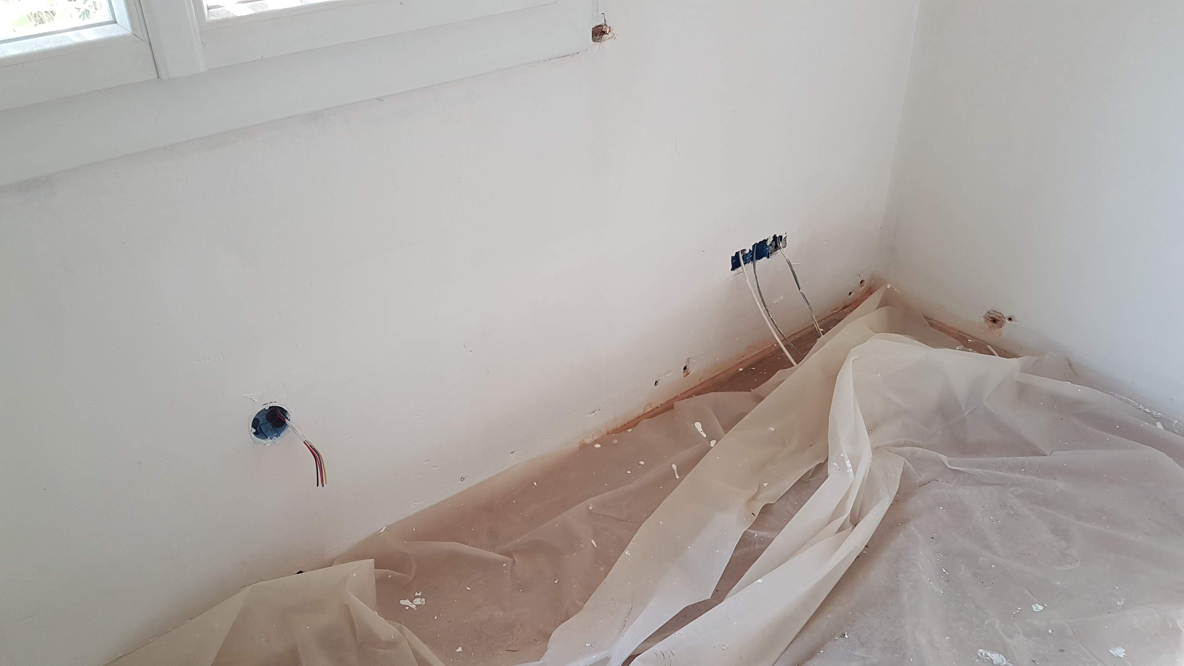 Câbles et sorties électriques dans une cloison de rénovation