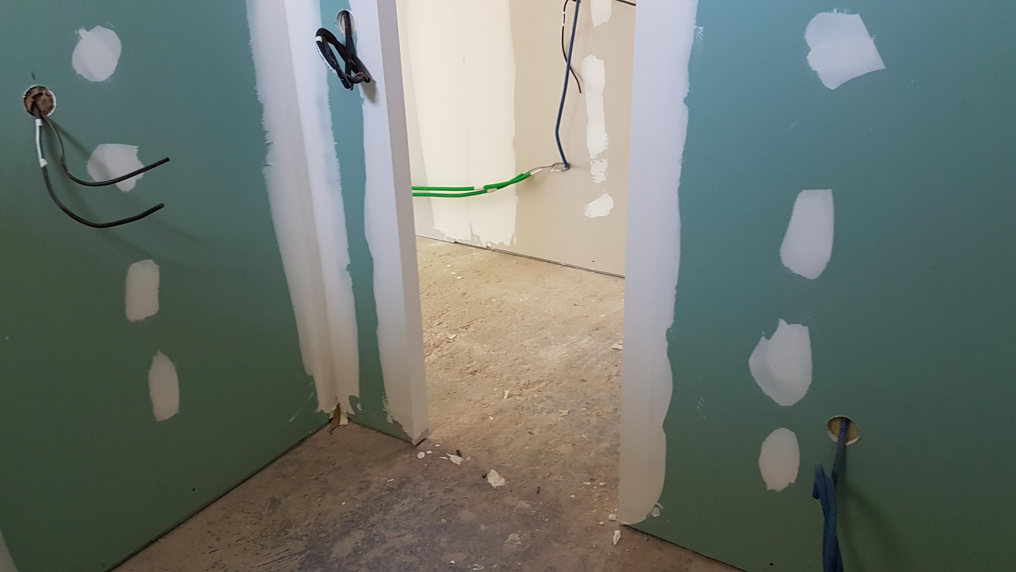 Vue d'une pièce en rénovation avec passages électriques