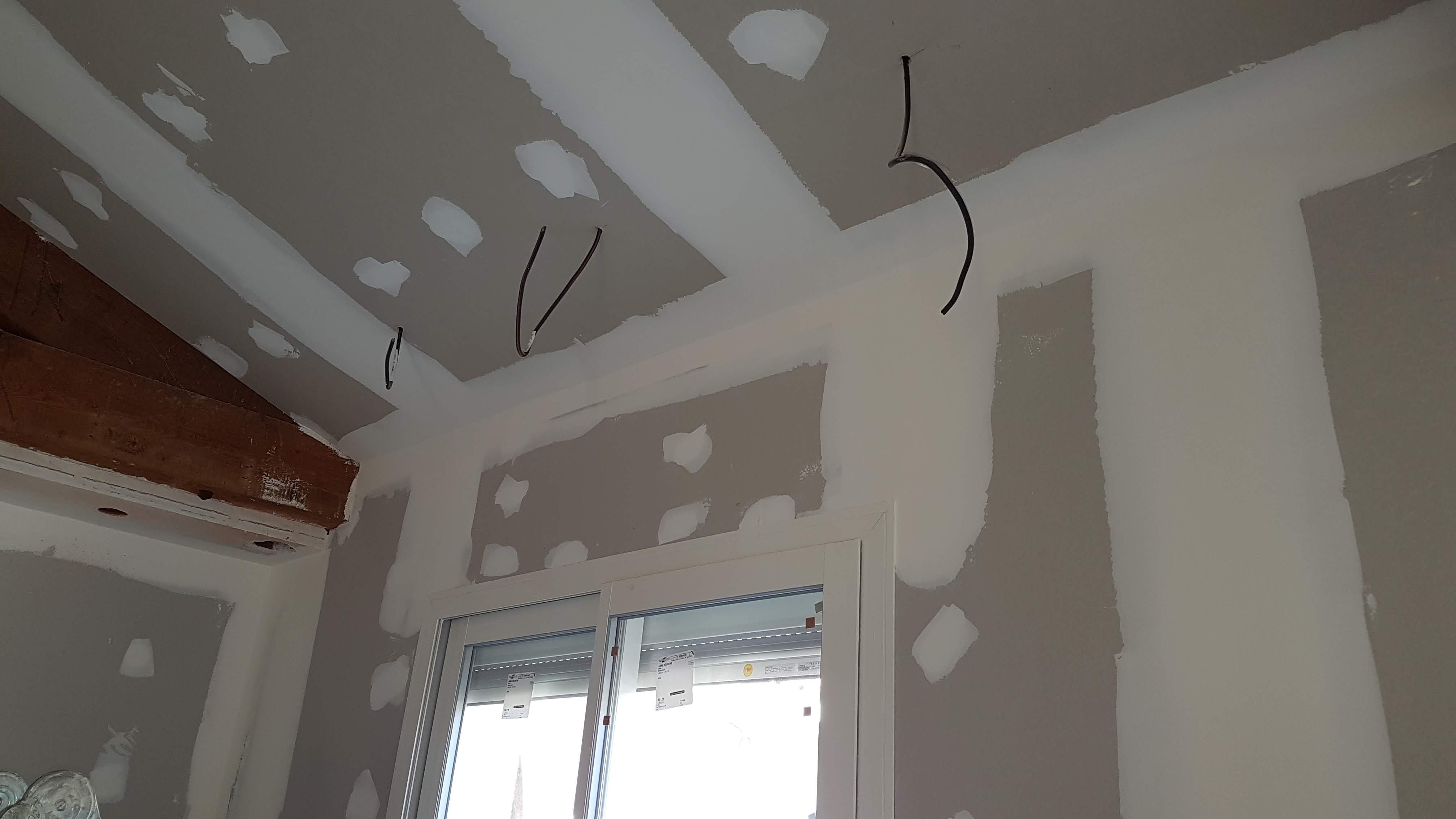 Plafond en rénovation avec attentes électriques et fenêtre posée