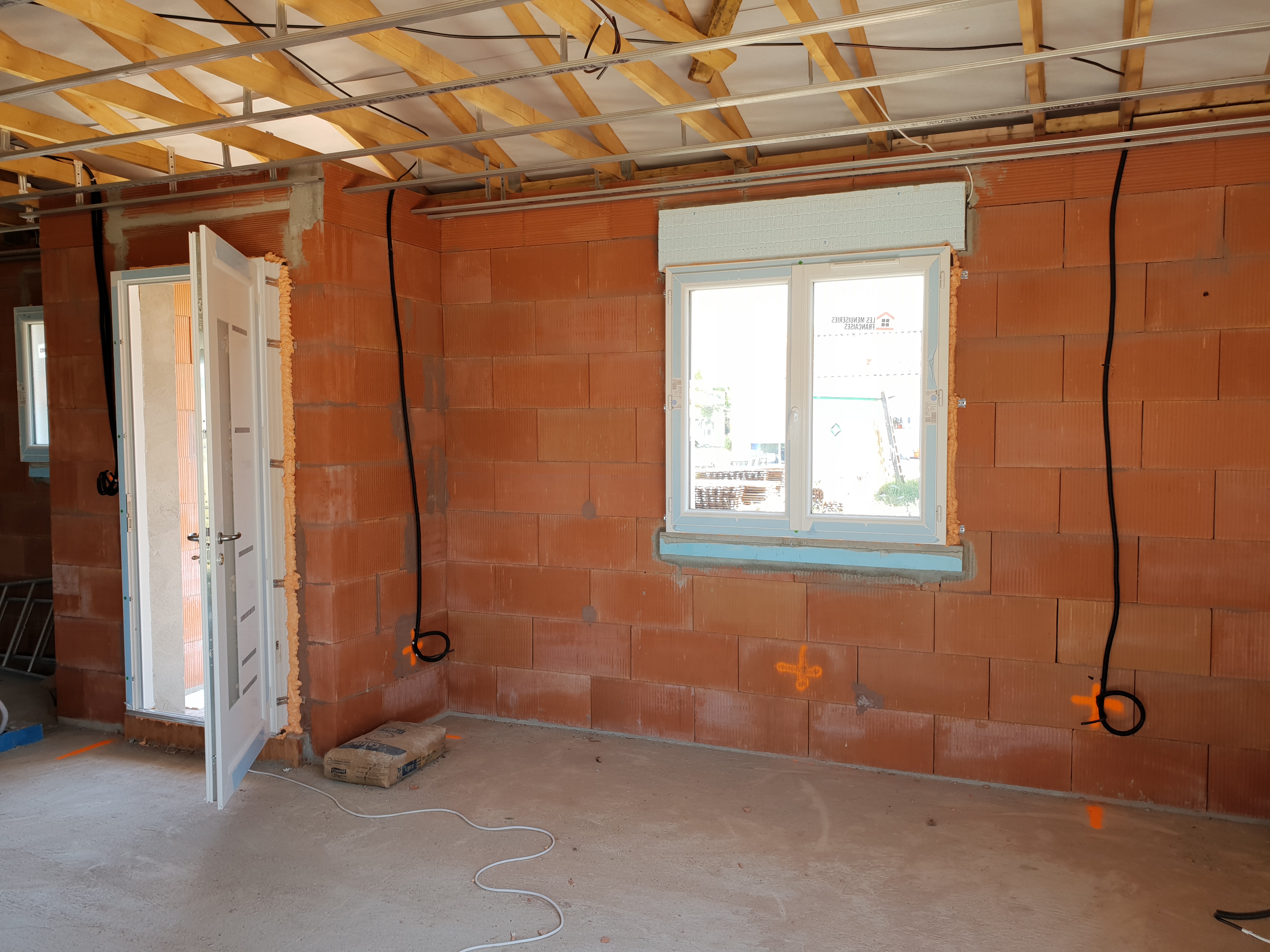 Maison en rénovation avec ossature de plafond et gaines électriques