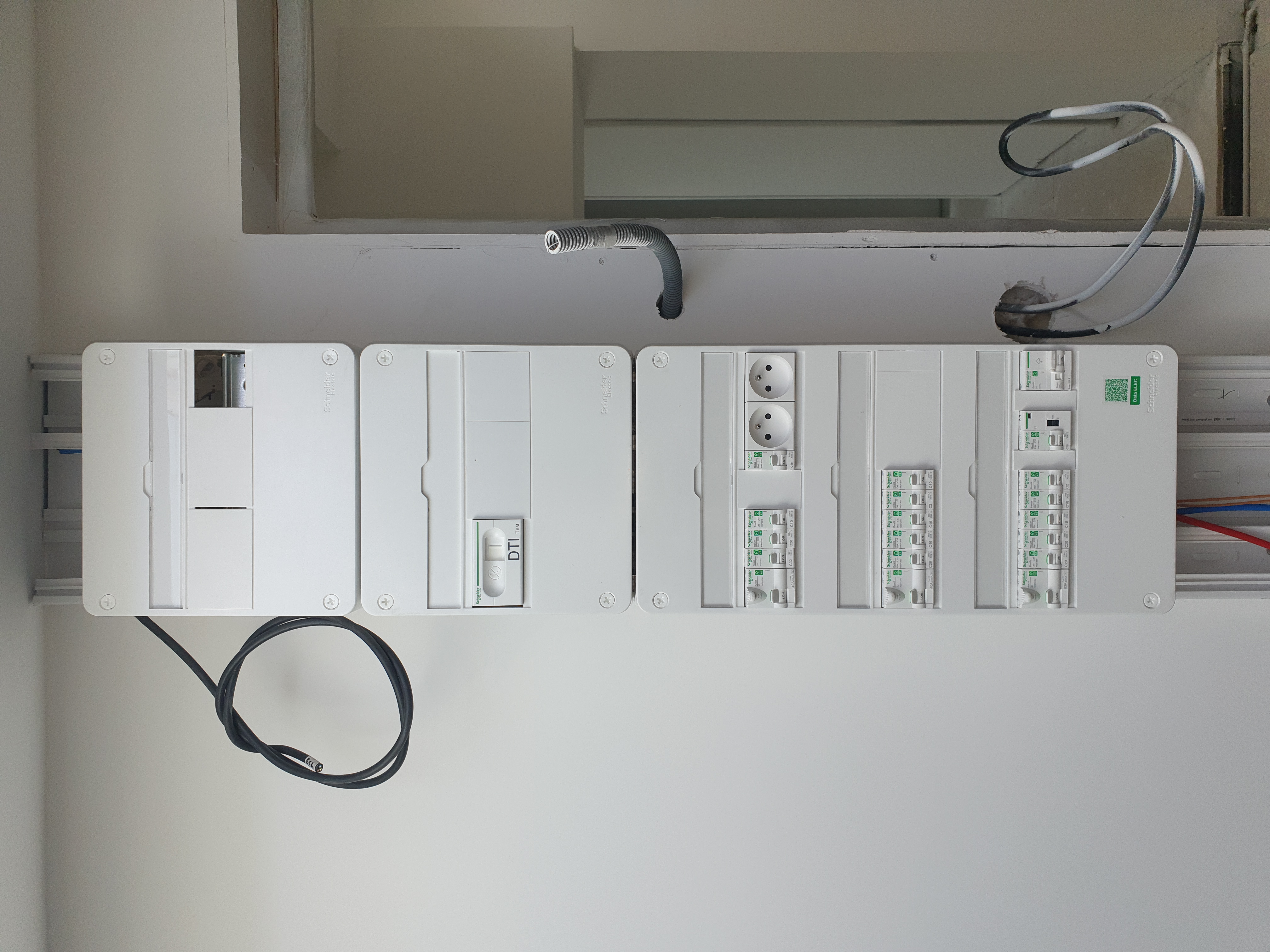 Coffrets électriques posés dans une gaine technique par EGC 33