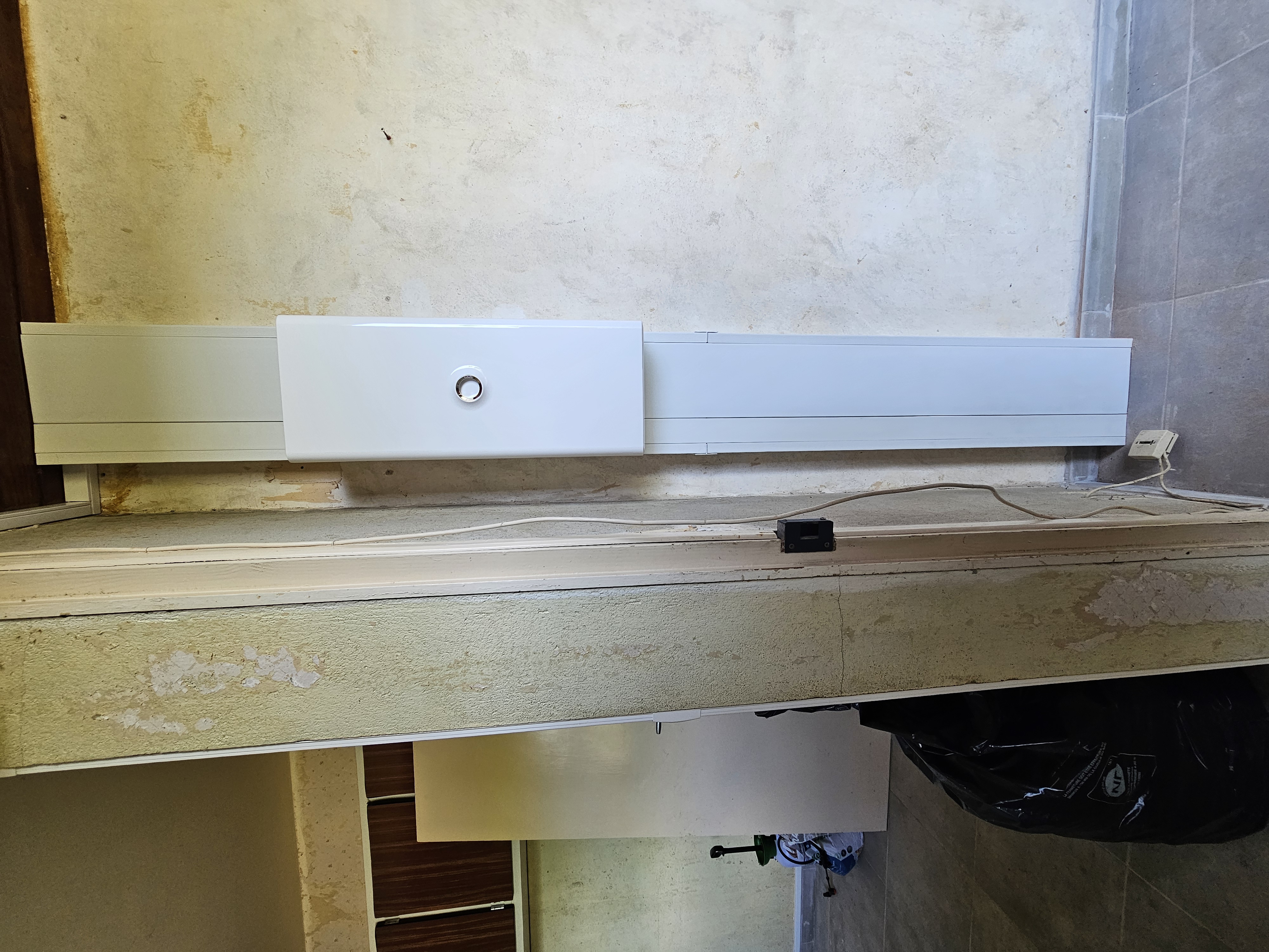 Coffret électrique en cours de raccordement par EGC 33