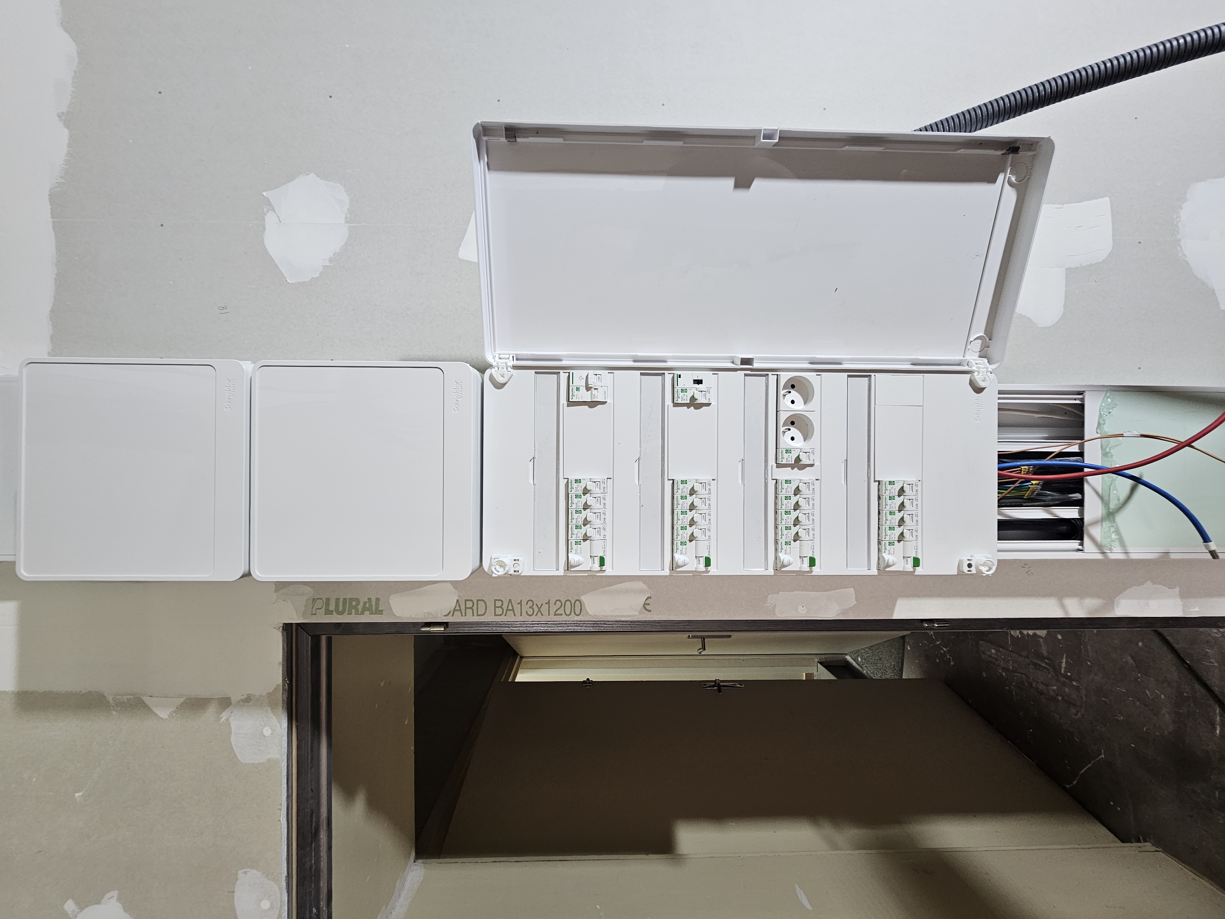 Tableau électrique posé avec coffrets annexes par EGC 33
