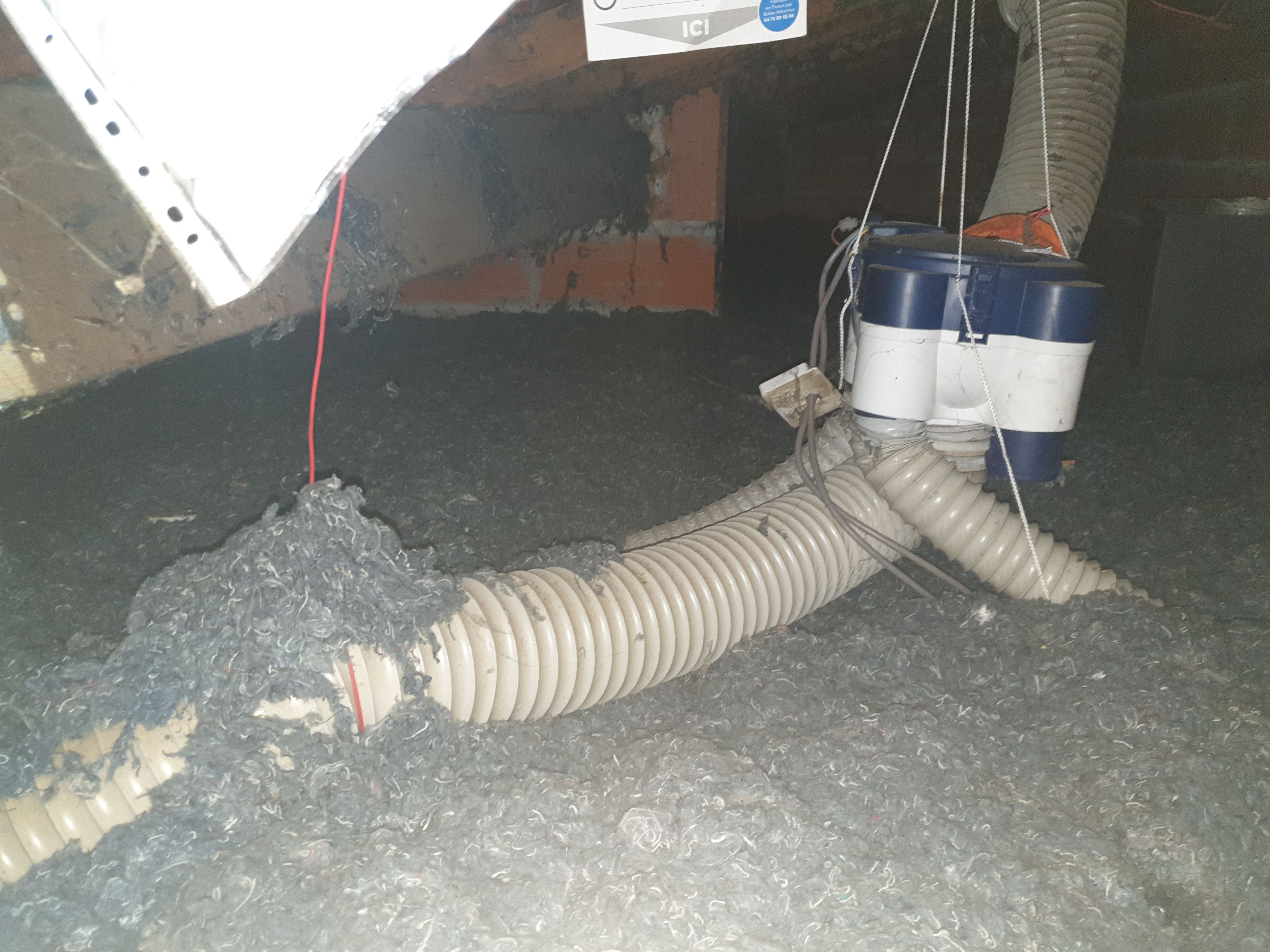 Ancienne installation de ventilation dans les combles avant intervention EGC 33