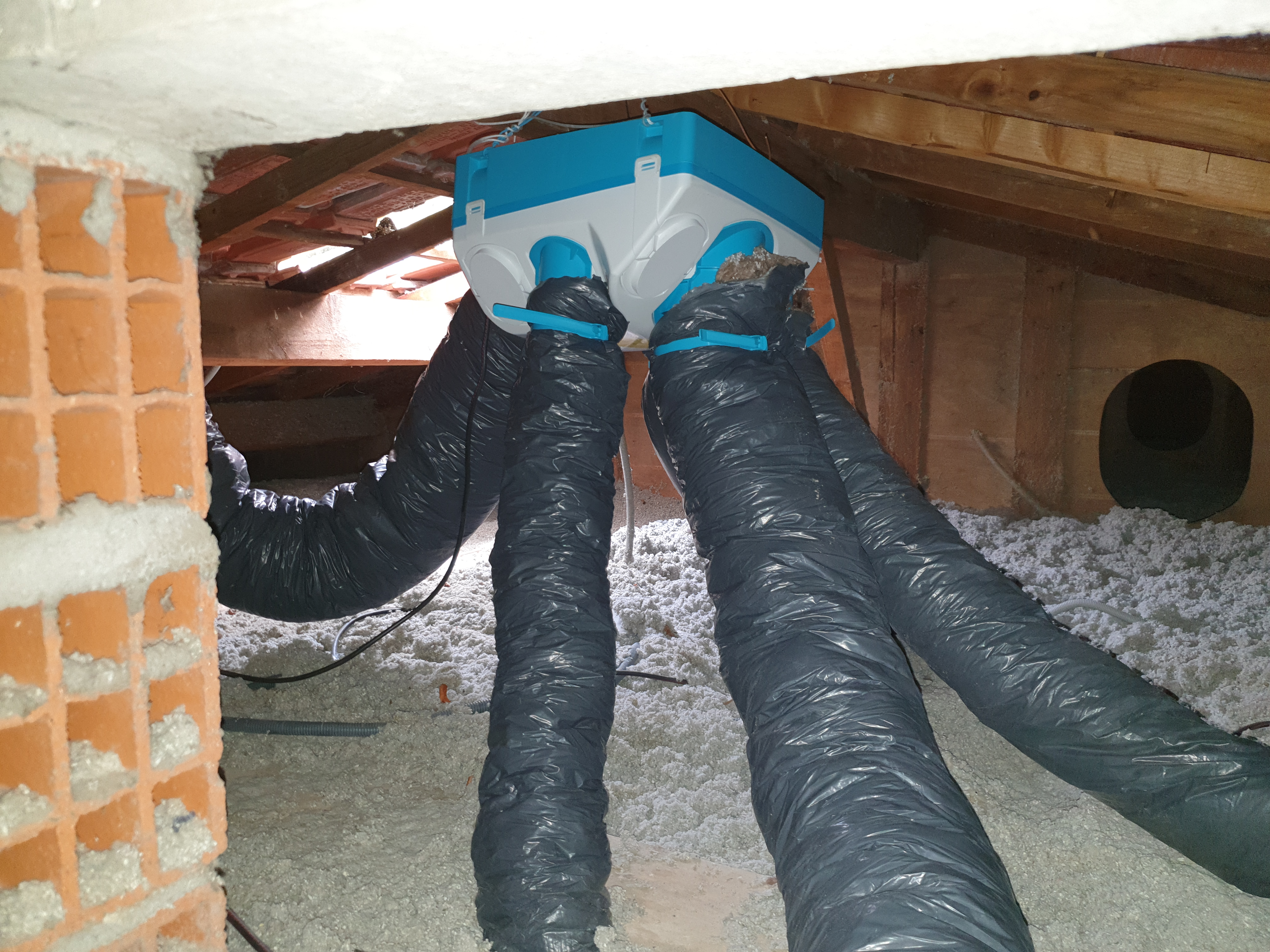 Installation VMC dans les combles avec gaines souples par EGC 33